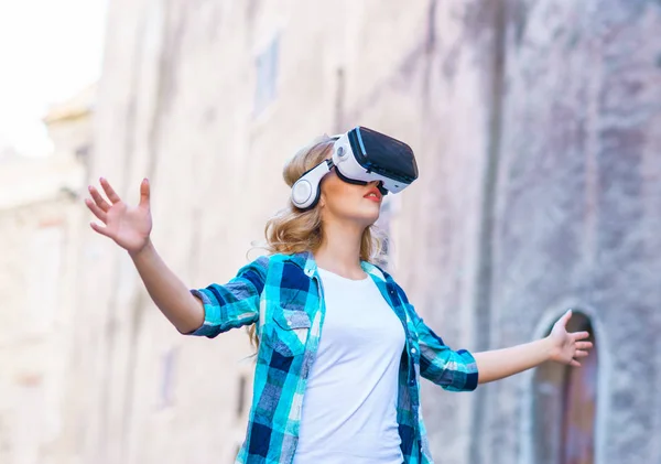 Chica Caminando Calle Auriculares Realidad Aumentada Virtual Dispositivos Entretenimiento Concepto — Foto de Stock