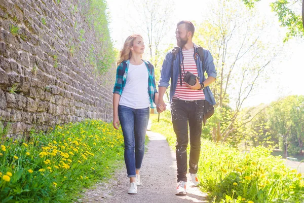 Jóvenes Viajeros Caminando Parque Hombre Mujer Vacaciones Mochileros Viaje Concepto — Foto de Stock