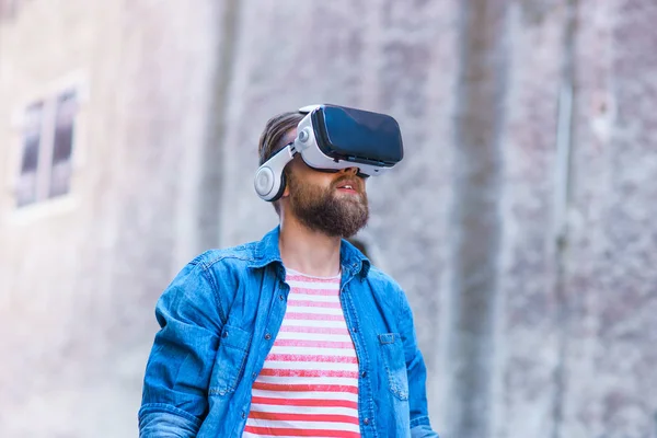 Hombre Caminando Por Calle Con Auriculares Realidad Aumentada Virtual Dispositivos — Foto de Stock