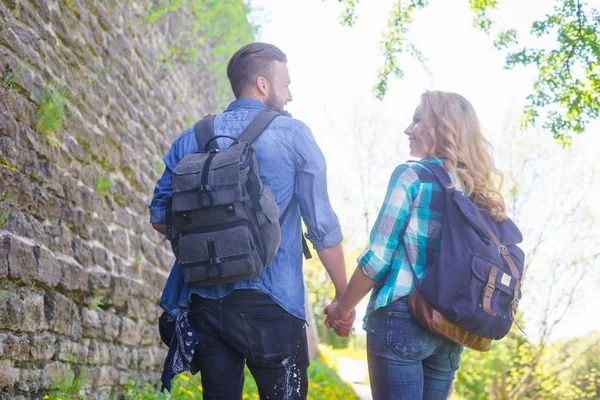 Giovani Viaggiatori Che Camminano Parco Uomo Donna Vacanza Backpackers Concetto — Foto Stock