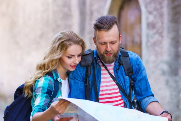 Jonge Reizigers Verkennen Richtingen Met Een Toeristische Kaart Man Vrouw — Stockfoto