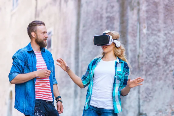 Pareja Caminando Por Calle Auriculares Realidad Aumentada Virtual Dispositivos Entretenimiento — Foto de Stock