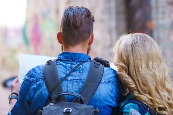 Jeunes Explorant Les Directions Avec Une Carte Touristique Homme Femme — Photo