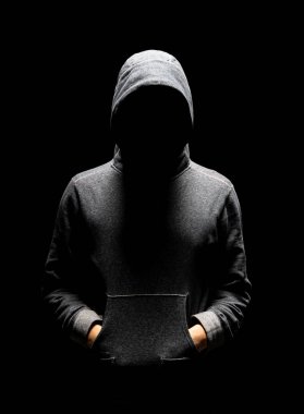 Bilgisayar korsanı beyaz maske ve kapüşonlu portresi. Gizlenmiş karanlık yüzü. Veri hırsız, internet dolandırıcılık, darknet ve siber güvenlik kavramı.
