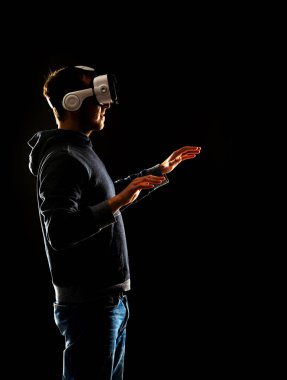Bilgisayar korsanı sanal gerçeklik kulaklık portresi. Vr kask içinde adam. Veri hırsız, internet dolandırıcılık, darknet ve siber güvenlik kavramı.