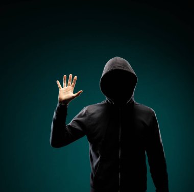 Bilgisayar korsanı hoodie portresi. Gizlenmiş karanlık yüzü. Veri hırsız, internet dolandırıcılık, darknet ve siber güvenlik kavramı.