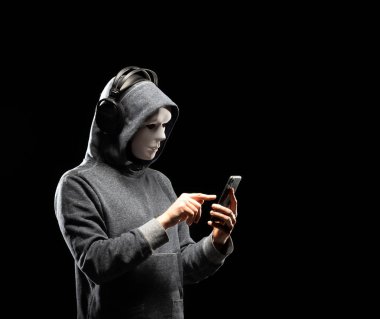 Bilgisayar korsanı beyaz maske ve kapüşonlu portresi. Gizlenmiş karanlık yüzü. Veri hırsız, internet dolandırıcılık, darknet ve siber güvenlik kavramı.