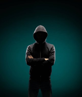 Bilgisayar korsanı hoodie portresi. Gizlenmiş karanlık yüzü. Veri hırsız, internet dolandırıcılık, darknet ve siber güvenlik kavramı.