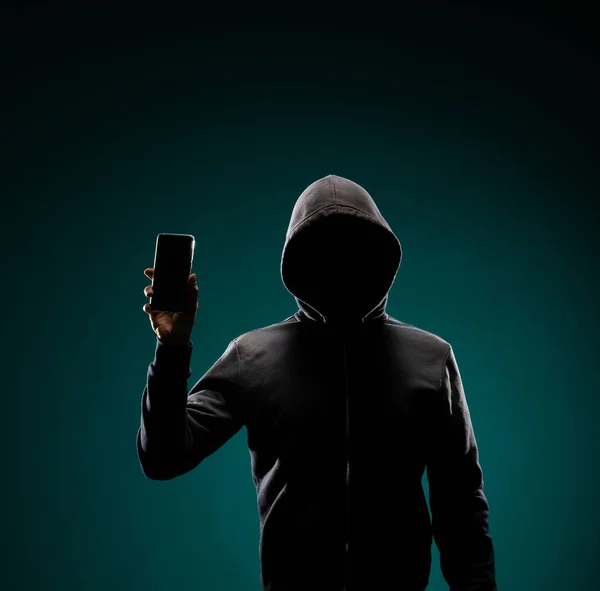 パーカーのコンピュータ ハッカーの肖像画 隠された暗い顔 データ泥棒 インターネット詐欺 ダークネットとサイバー セキュリティの概念 — ストック写真