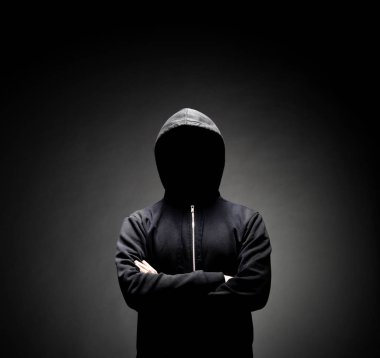 Bilgisayar korsanı hoodie portresi. Gizlenmiş karanlık yüzü. Veri hırsız, internet dolandırıcılık, darknet ve siber güvenlik kavramı.