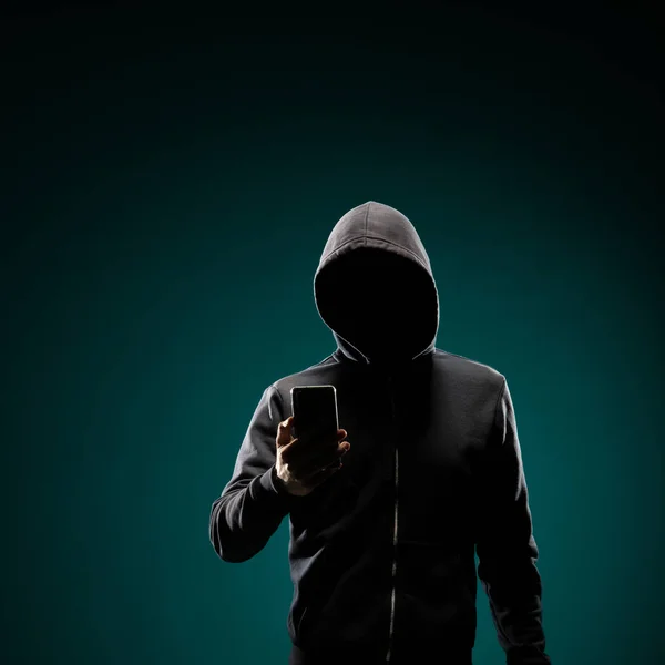 Портрет Комп Ютерного Хакера Светрі Спостерігається Темне Обличчя Злодій Даних — стокове фото
