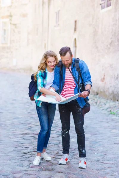 Jonge Reizigers Verkennen Richtingen Met Een Toeristische Kaart Man Vrouw — Stockfoto