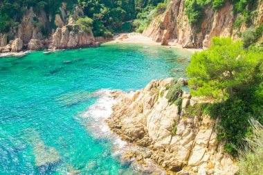 Güzel görünüm egzotik Körfezi, sahil ve mavi bir lagün. Catalonia, İspanya. Tatil ve seyahat kavramı.