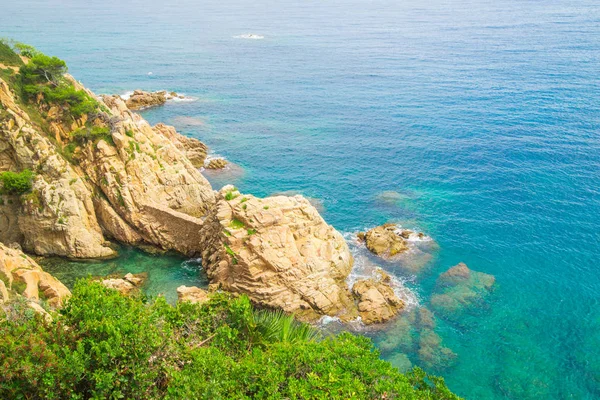 异国情调的海湾 海岸和蓝色的泻湖美丽的景色 西班牙加泰罗尼亚 度假和旅游理念 — 图库照片