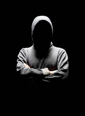 Bilgisayar korsanı beyaz maske ve kapüşonlu portresi. Gizlenmiş karanlık yüzü. Veri hırsız, internet dolandırıcılık, darknet ve siber güvenlik kavramı.