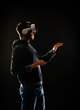 Bilgisayar korsanı sanal gerçeklik kulaklık portresi. Vr kask içinde adam. Veri hırsız, internet dolandırıcılık, darknet ve siber güvenlik kavramı.