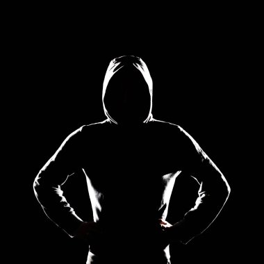 Bilgisayar korsanı hoodie portresi. Gizlenmiş karanlık yüzü. Veri hırsız, internet dolandırıcılık, darknet ve siber güvenlik kavramı.