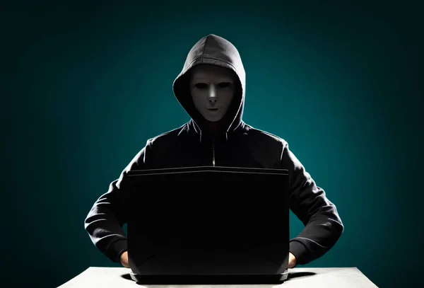 Retrato Hacker Máscara Blanca Sudadera Con Capucha Cara Oscura Oscura — Foto de Stock