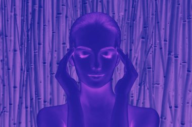 Genç ve sağlıklı bir kız güzel yüzü. Cilt Bakımı, kozmetik ve yüz germe. Çift ton kavramı renk.