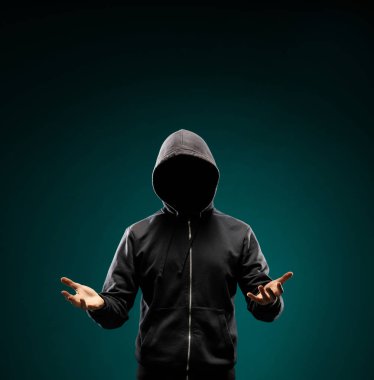Bilgisayar korsanı hoodie portresi. Gizlenmiş karanlık yüzü. Veri hırsız, internet dolandırıcılık, darknet ve siber güvenlik kavramı.