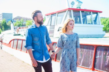 Sevgi dolu genç iskele yürüme çift. Tarihi açık olan kadın ve erkek. Aşk ve ilişkiler kavramı.