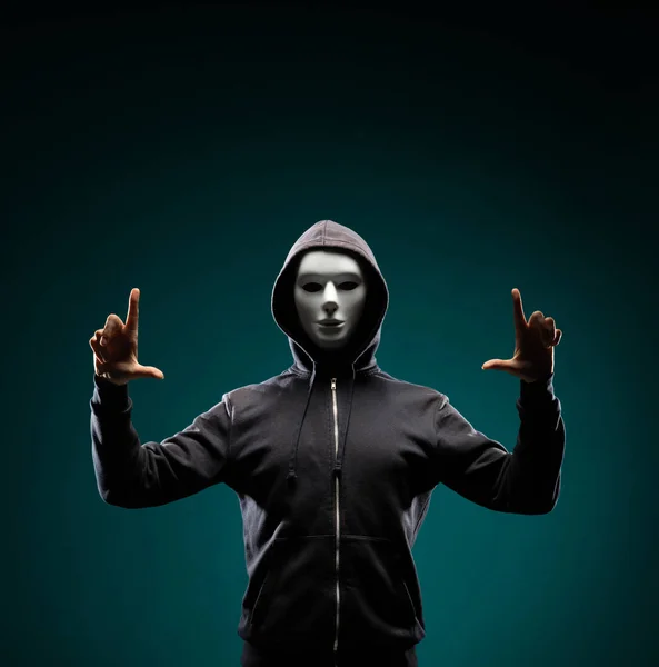 Портрет Компьютерного Хакера Белой Маске Толстовке Затемненное Темное Лицо Воровство — стоковое фото