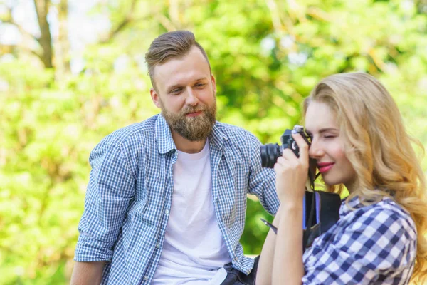 Mann Und Frau Beim Date Freien Mädchen Mit Fotokamera Und — Stockfoto