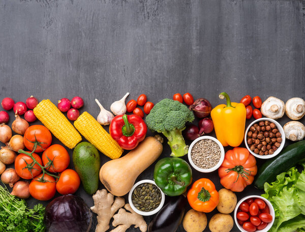 Здоровое питание: свежие овощи, фрукты и суперпродукты. Питание, диета, концепция веганской еды. Конкретный фон