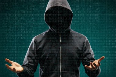 İkili kod ile dijital arka plan üzerinde tehlikeli hacker. Gizlenmiş karanlık yüz maskesi ve hood. Veri hırsız, internet saldırı, darknet dolandırıcılık, sanal gerçeklik ve siber güvenlik kavramı.