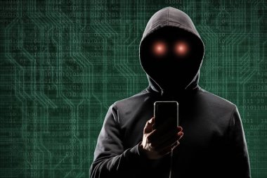 Maske ve kapüşonlu ikili arka plan üzerinde bilgisayar korsanı. Gizlenmiş karanlık yüzü. Veri hırsız, internet dolandırıcılık, darknet ve siber güvenlik kavramı.