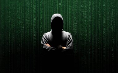 Dijital arka plan üzerinde anonim bilgisayar korsanı. Gizlenmiş karanlık yüz maskesi ve hood. Veri hırsız, internet saldırı, darknet dolandırıcılık, tehlikeli bir virüs ve siber güvenlik kavramı.