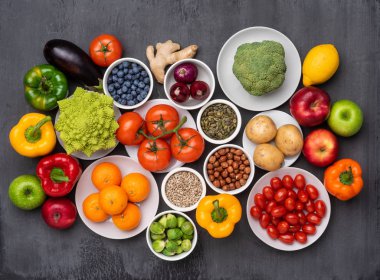 Sağlıklı yiyecekler: taze sebzeler, meyveler ve süper yiyecekler. Beslenme, diyet, vejetaryen gıda konsepti. Somut arkaplan