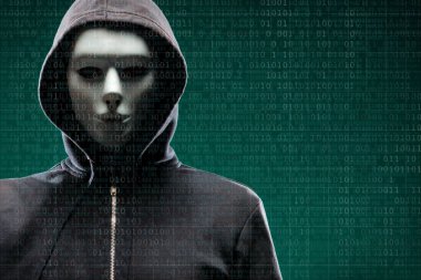 Maske ve kapüşonlu ikili arka plan üzerinde bilgisayar korsanı. Gizlenmiş karanlık yüzü. Veri hırsız, internet dolandırıcılık, darknet ve siber güvenlik kavramı.