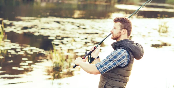 Fiskare Med Spinning Och Bete Som Fångar Fisk Sjö Eller — Stockfoto