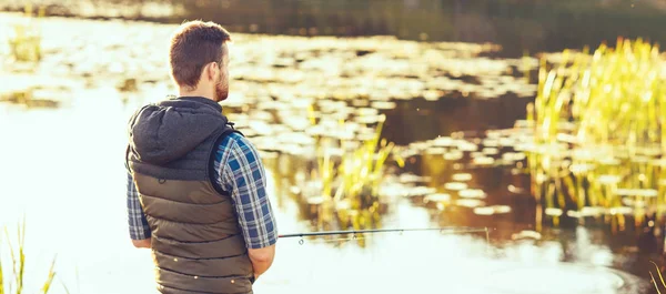 Fiskare Med Spinning Och Bete Som Fångar Fisk Sjö Eller — Stockfoto