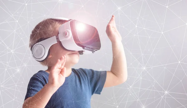 Porträt Eines Glücklichen Kindes Einem Virtual Reality Headset Attraktives Kind — Stockfoto