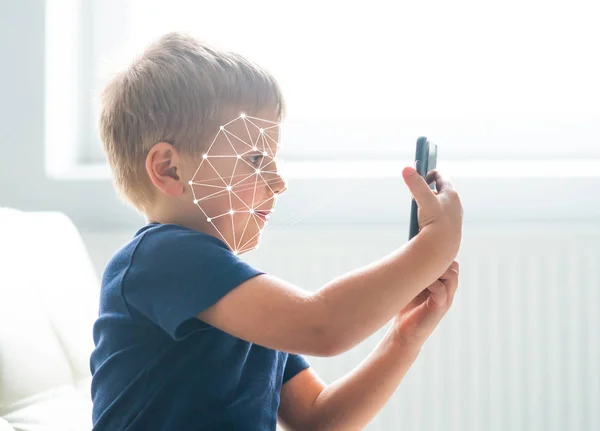 Rapaz Usar Autenticação Identificação Facial Miúdo Com Smartphone Crianças Nativas — Fotografia de Stock