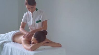 Genç kadın Spa. Geleneksel tedavi şifa ve tedaviler masaj. Sağlık, Cilt Bakımı, Masaj, osteopati ve Rekreasyon kavramı.