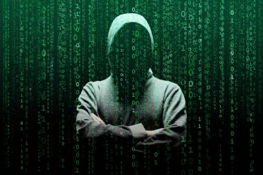 Maske ve kapüşonlu ikili arka plan üzerinde bilgisayar korsanı. Gizlenmiş karanlık yüzü. Veri hırsız, internet dolandırıcılık, darknet ve siber güvenlik kavramı.