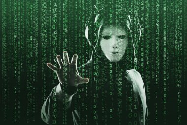 Dijital arka plan üzerinde anonim bilgisayar korsanı. Gizlenmiş karanlık yüz maskesi ve hood. Veri hırsız, internet saldırı, darknet dolandırıcılık, tehlikeli bir virüs ve siber güvenlik kavramı.