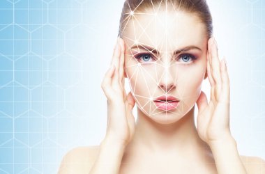 Yüzünde parlama ızgarası olan güzel bir kızın yüzü. Yüz kimliği, güvenlik, yüz tanıma, kimlik doğrulama teknolojisi konsepti.