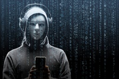 Maske ve kapüşonlu ikili arka plan üzerinde bilgisayar korsanı. Gizlenmiş karanlık yüzü. Veri hırsız, internet dolandırıcılık, darknet ve siber güvenlik kavramı.