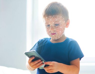Küçük bir çocuk yüzü ID kimlik doğrulaması kullanarak. Bir smartphone ile evlat. Dijital yerli çocuk, internet ve Gadget'ları kavramı.