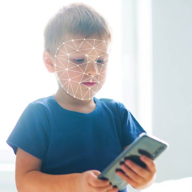 Yüz kimlik tanıma kullanarak evlat. Çocuk ile bir smartphone becerikli alet. Dijital yerli çocuk, internet ve aygıtları kavramı.
