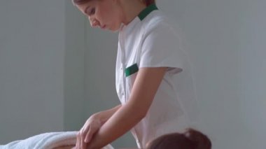 Genç kadın Spa. Geleneksel tedavi şifa ve tedaviler masaj. Sağlık, Cilt Bakımı, Masaj, osteopati ve Rekreasyon kavramı.