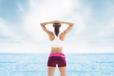 Genç ve sportif kadın açık spor salonunda eğitim. Fitness, spor ve sağlık kavramı.