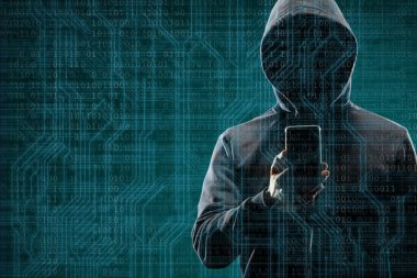 Soyut dijital arkaplan üzerinde akıllı telefonu olan isimsiz bir bilgisayar korsanı. Maske ve kapüşonlu karanlık yüz. Veri hırsızlığı, internet saldırısı, darknet dolandırıcılığı, tehlikeli virüsler ve siber güvenlik