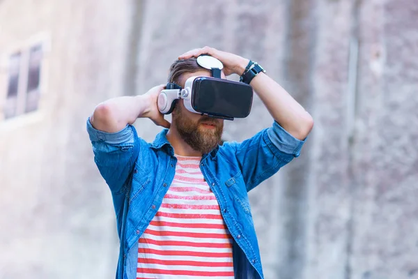 Hombre Caminando Por Calle Con Auriculares Realidad Aumentada Virtual Dispositivos — Foto de Stock