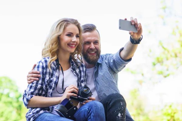 Unga Älskande Par Gör Selfie Foto Utomhus Kärlek Relationer Och — Stockfoto