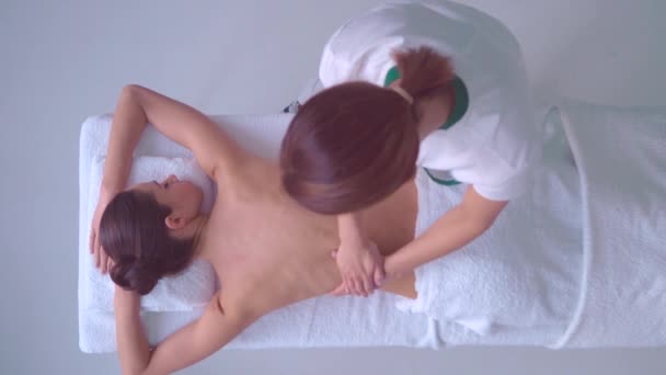 Uma Jovem Spa Terapia Cura Tradicional Tratamentos Massagem Saúde Cuidados — Vídeo de Stock